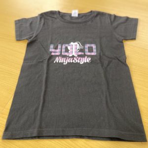 忍者スタイル YOLO Girl Tシャツ